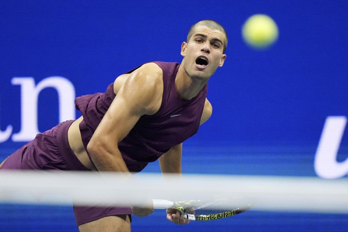 Carlos Alcaraz, of Spain, serves to Reilly Opelka, of the United States, during the first round of the U.S. Open tennis championships, Monday, Aug. 25, 2025, in New York. (AP Photo/Frank Franklin II)