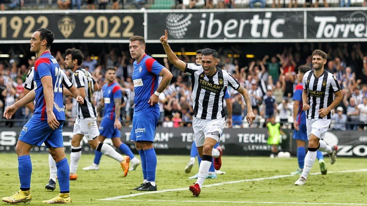 Dani Romera celebra el gol de la victoria ante el Amorebieta