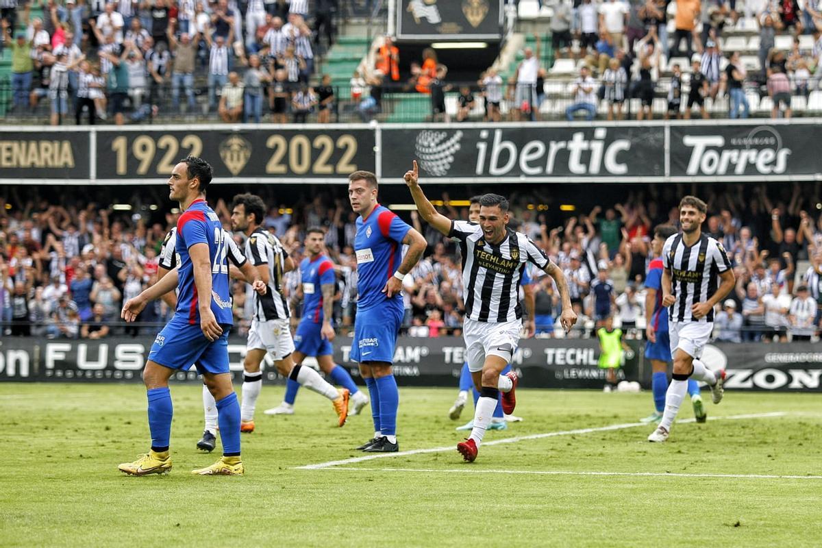 Dani Romera celebra el gol de la victoria ante el Amorebieta