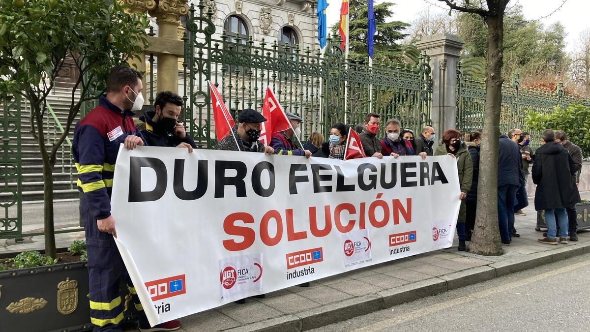 Los trabajadores de Duro Felguera se concentran frente a la Junta General del Principado