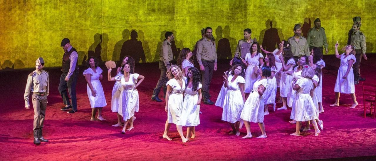Un momento de la representación de Carmen, protagonizada por Sandra Ferrández, en el centro sin mascarilla, y Joel Prieto, a la derecha, en su estreno ayer en el ADDA. | PILAR CORTÉS