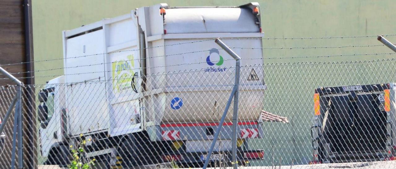 Un camión del servicio de la basura, ayer en la planta de la Mancomunidade en A Portela. |   // G. NÚÑEZ