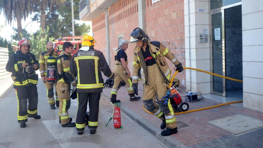 Bomberos de Murcia trabajan en un incendio en una casa en Patiño, recientemente