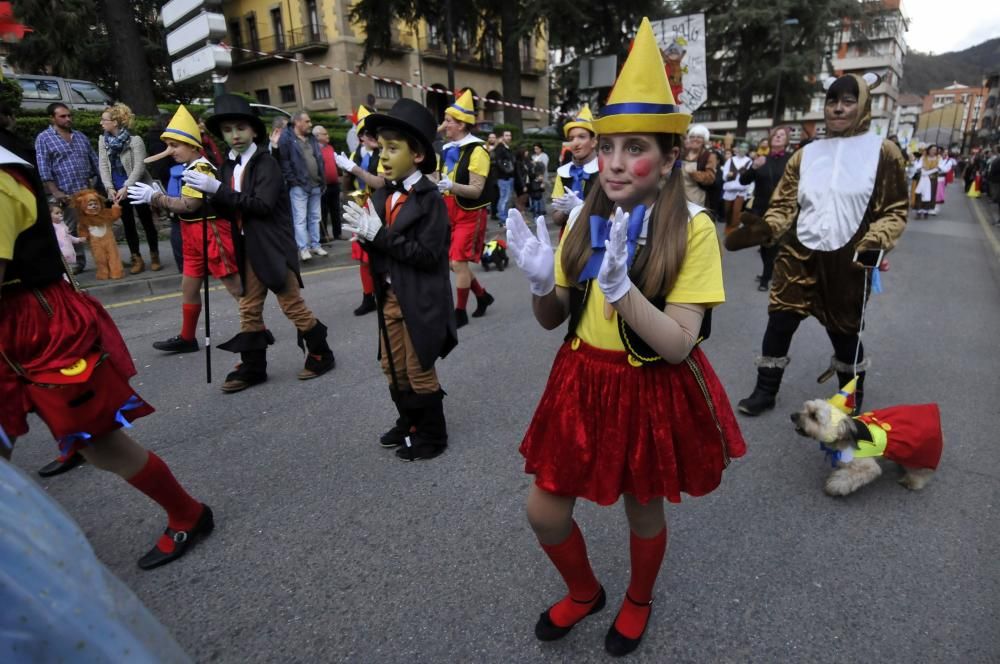 Participantes en el desfile del Antroxu en Pola de Lena.