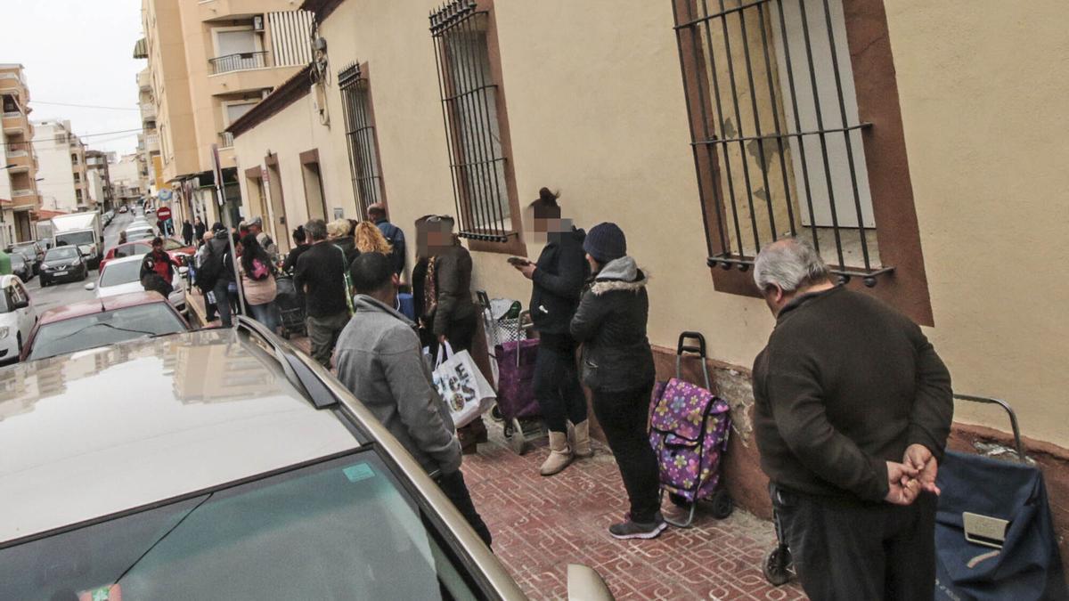 Cola para acceder al catering de alimentos diarios en la sede de Alimentos Solidarios, en una imagen de archivo