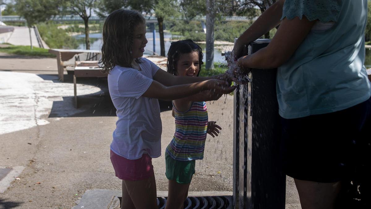 Niñas refrescándose en Zaragoza