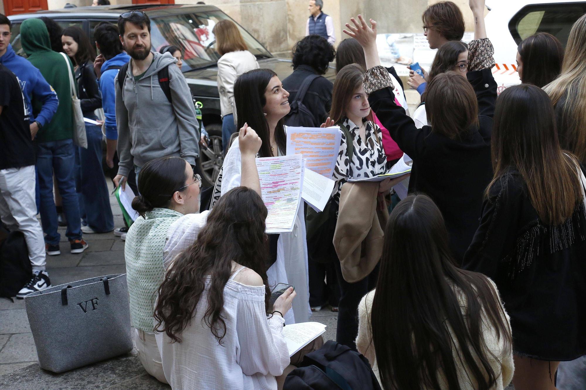 Estudiantes esperando para entrar en la Facultad de Medicina