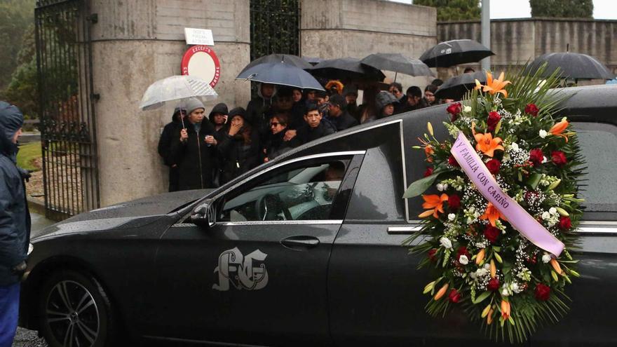 Entierro, ayer, del joven Yoel Quispe en el cementerio de Feáns. |   // IAGO LÓPEZ