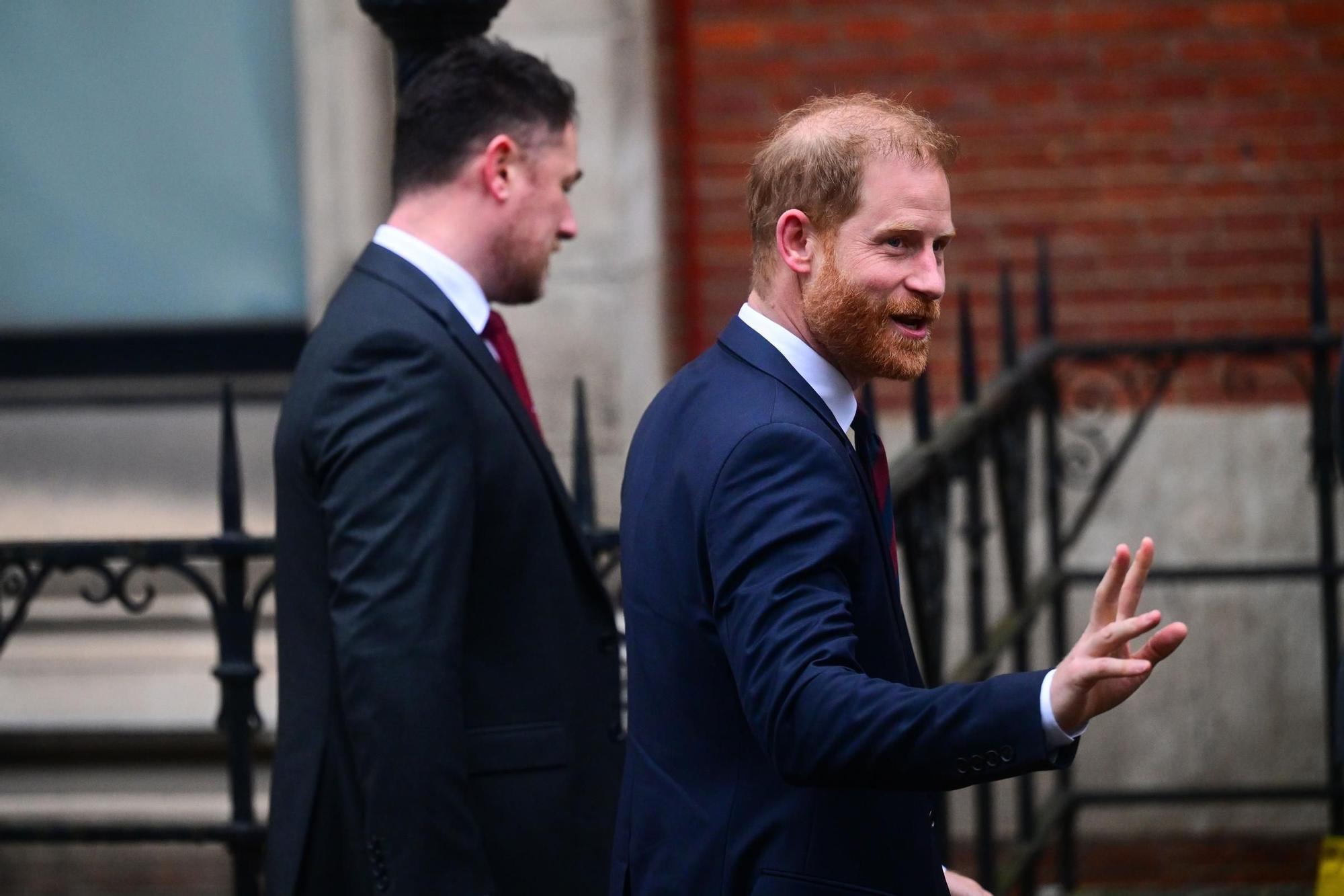 Parecen fotos antiguas, pero no, es Harry de nuevo llegando a un juicio en Londres
