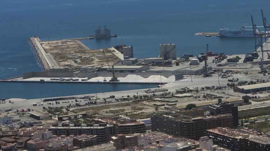 El alcalde Barcala insiste en parar los depósitos de combustible en el Puerto de Alicante y &quot;No&quot; rotundo de los vecinos