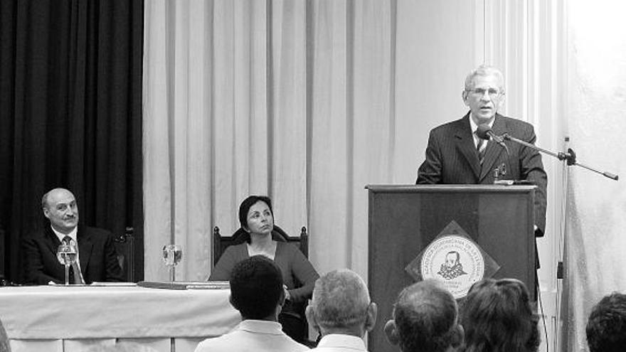 Teodoro Rubio, durante su discurso en la Academia Dominicana.