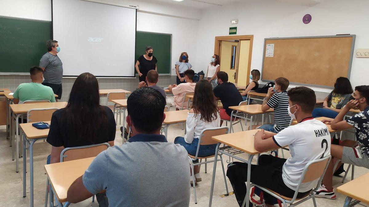 La edil de Educación de Nules y titular del Centro de FPA, Rosa Ventura, da la bienvenida y reparte material al alumnado del Centro de Formación de Personas Adultas.