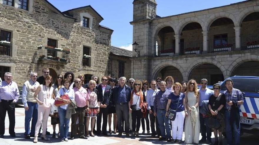 El médico Pablo Sáez (centro gafas oscuras) acompañado por el alcalde (a su derecha) y compañeros y profesionales del Centro de Salud de Puebla.