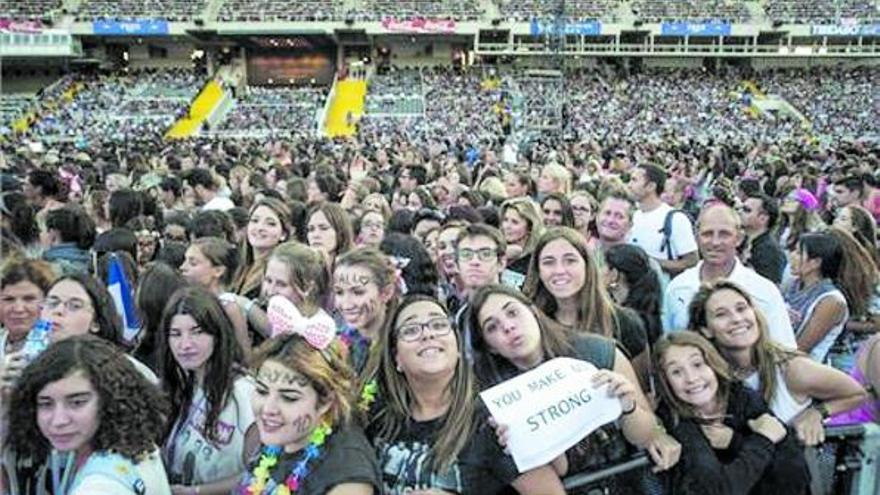 Los 10. El auge de las redes sociales afina las dinámicas de interlocución con las estrellas y también brinda un espacio para que los fans de unos y otros diriman sus rivalidades, como ocurrió en el enfrentamiento entre seguidores/as de Justin Bieber y One Direction. 