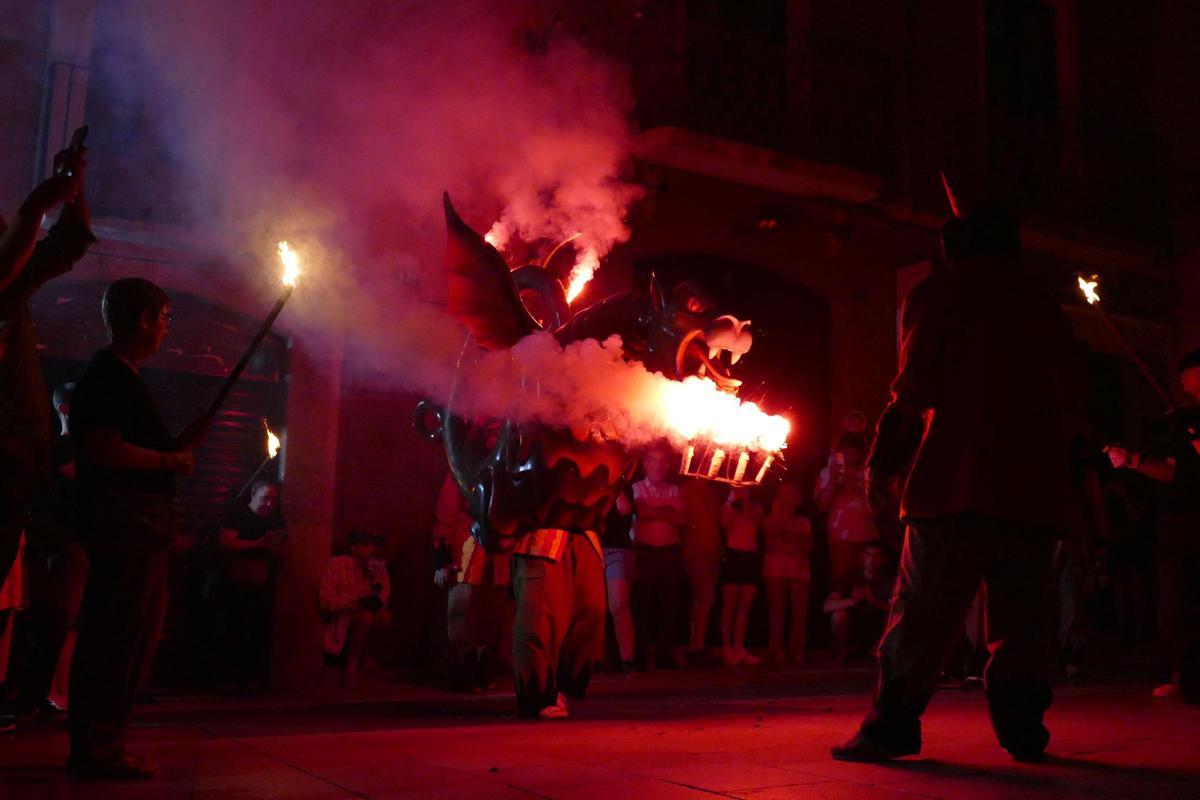 EN IMATGES | L'Encesa del Drac atrau desenes de persones per celebrar la revetlla de Sant Pere a Figueres