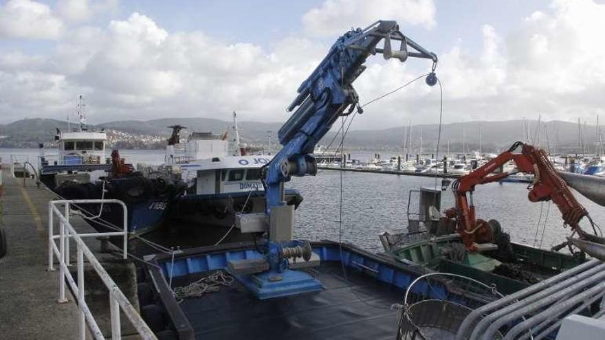 Bateeiros, ayer, amarrados en el muelle de San Adrián. // S. Álvarez