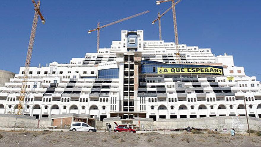 El hotel construido en la playa de El Algarrobico (Almería)