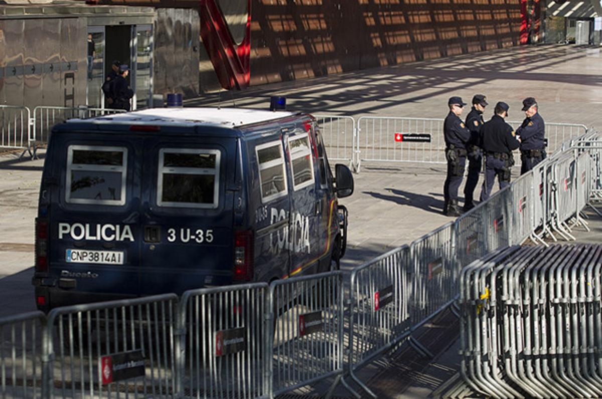 Una patrulla de la policia al Fòrum de Barcelona, durant la cimera del Banc Central Europeu a la capital catalana.
