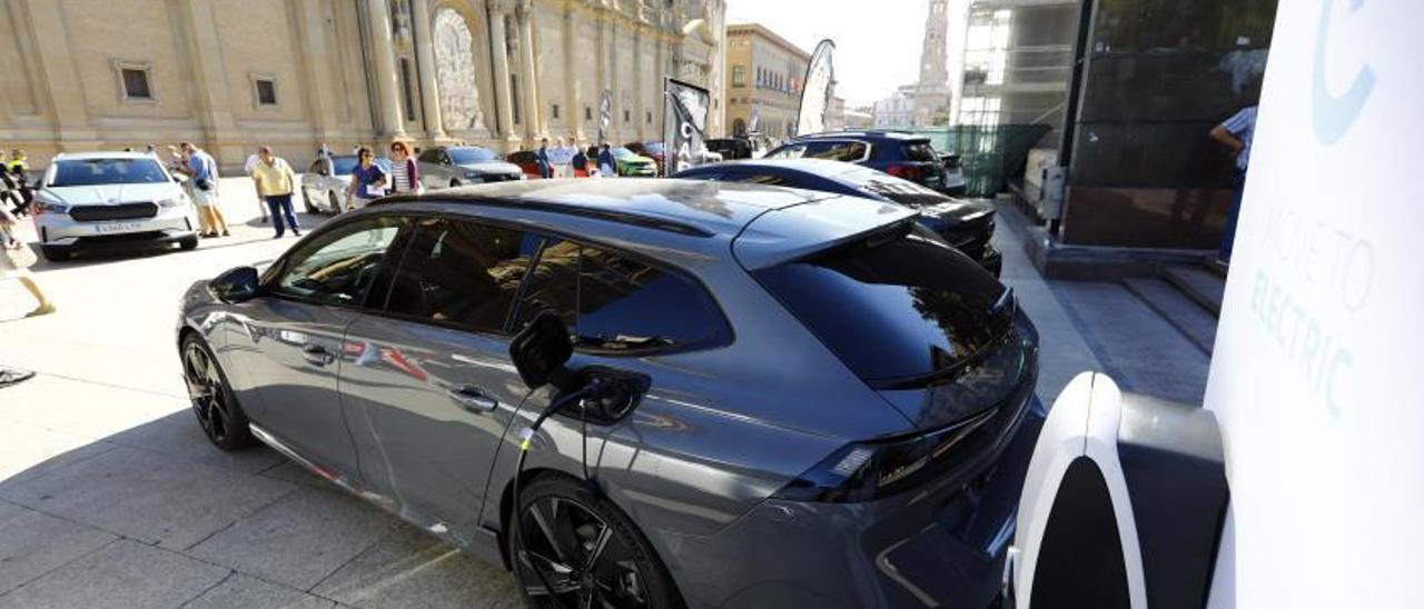 Exposición de coches eléctricos, este viernes en la plaza del Pilar de Zaragoza, en el marco de la celebración de la Semana Europea de la Movilidad.