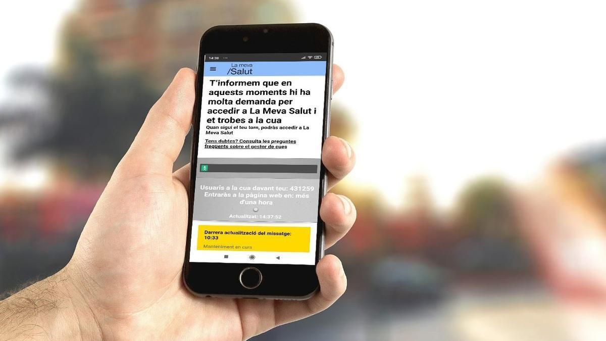 Un usuari intenta accedir a "La Meva Salut" en una imatge d'arxiu.