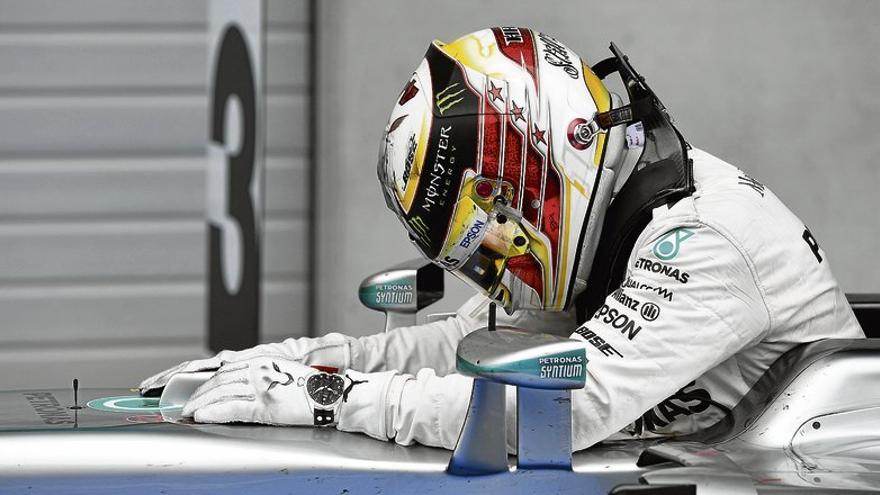 Hamilton gana otro duelo a golpes con Rosberg