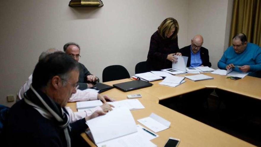 Representantes de cofradías y del Obispado en el último Consejo Rector.