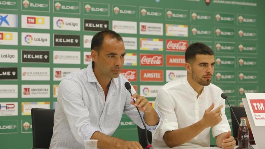 Jorge Cordero y Alexander, durante la presentación del futbolista como nuevo jugador del Elche el año pasado