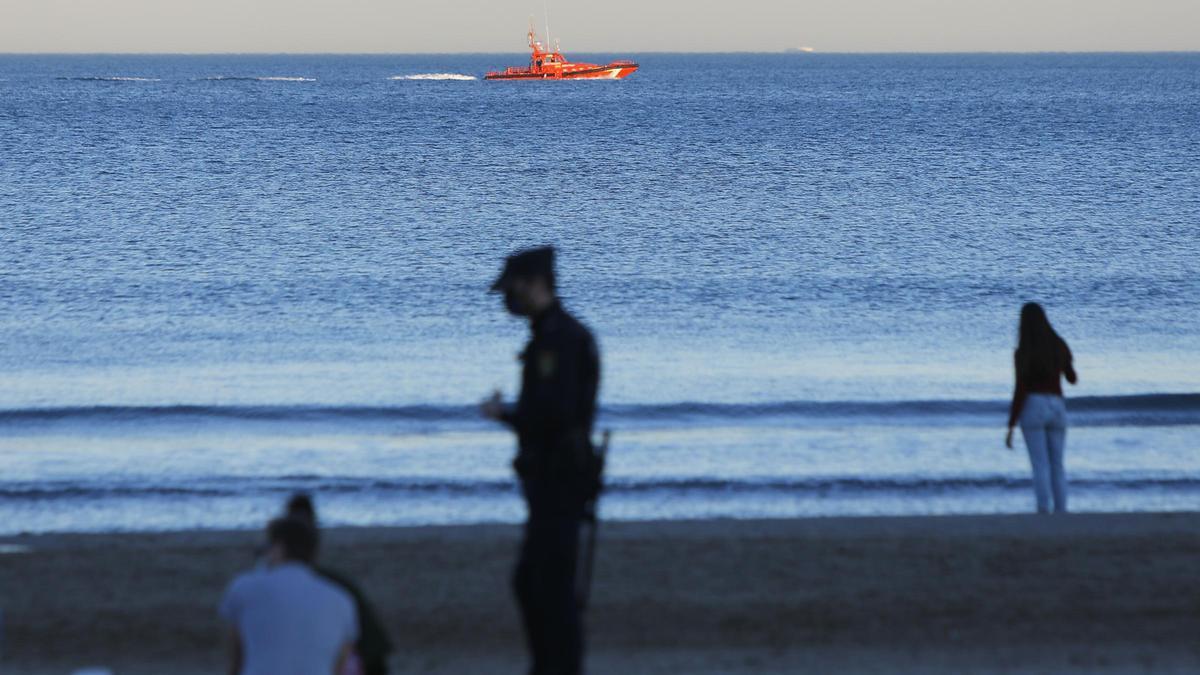 Buscan a un joven desaparecido en el agua de la playa de la Malva-rosa