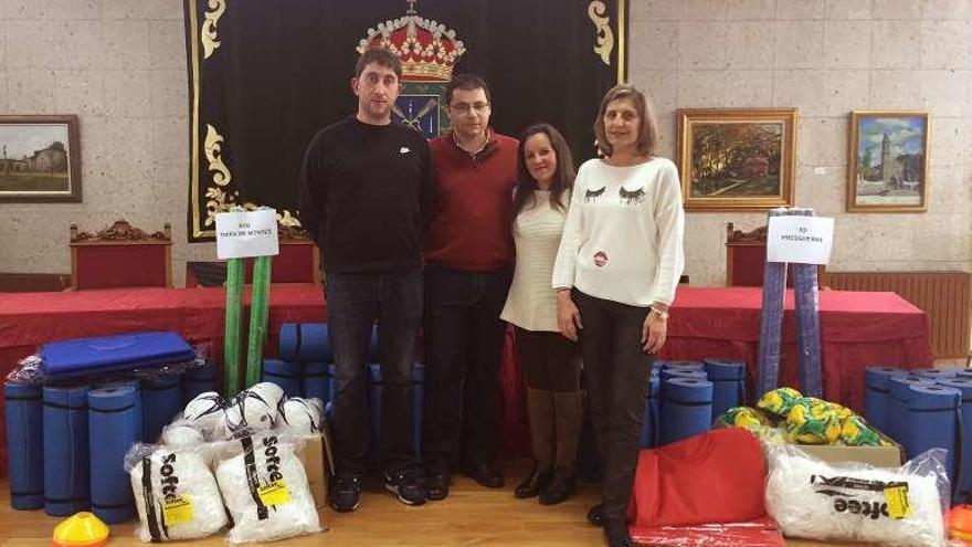 Acto de entrega del material deportivo, ayer, en Forcarei.