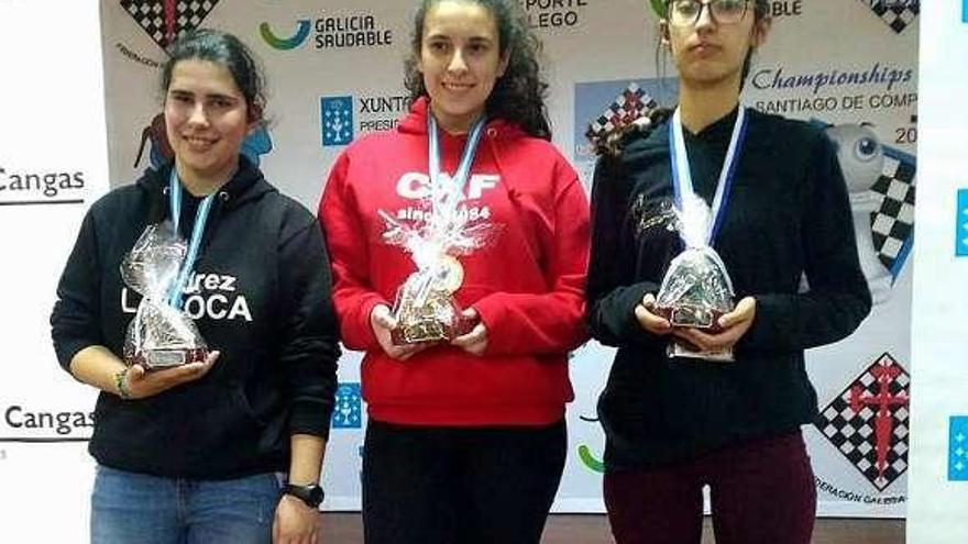 La ourensana Pilar García (dcha.), en la entrega de trofeos. // FdV