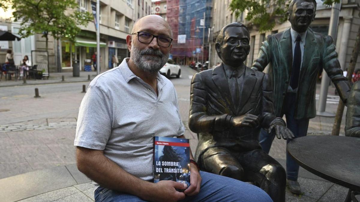 Nacho Piñeiro, cun exemplar da súa primeira novela, na Praza de San Xosé de Pontevedra.