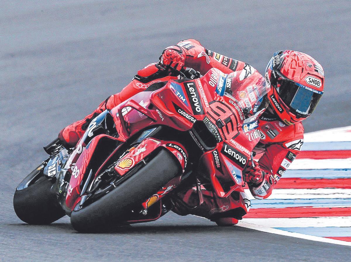 Marc Márquez consiguió una nueva victoria al ‘sprint’ en Brno.Brno (Czech Republic), 19/07/2025.- Ducati Lenovo Team rider Marc Marquez of Spain in action during Sprint race at the Motorcycling Grand Prix of the Czech Republic at Masaryk circuit in Brno, Czech Republic, 19 July 2025. (Motociclismo, República Checa, España) EFE/EPA/FILIP SINGER