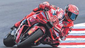 Marc Márquez consiguió una nueva victoria al ‘sprint’ en Brno.Brno (Czech Republic), 19/07/2025.- Ducati Lenovo Team rider Marc Marquez of Spain in action during Sprint race at the Motorcycling Grand Prix of the Czech Republic at Masaryk circuit in Brno, Czech Republic, 19 July 2025. (Motociclismo, República Checa, España) EFE/EPA/FILIP SINGER