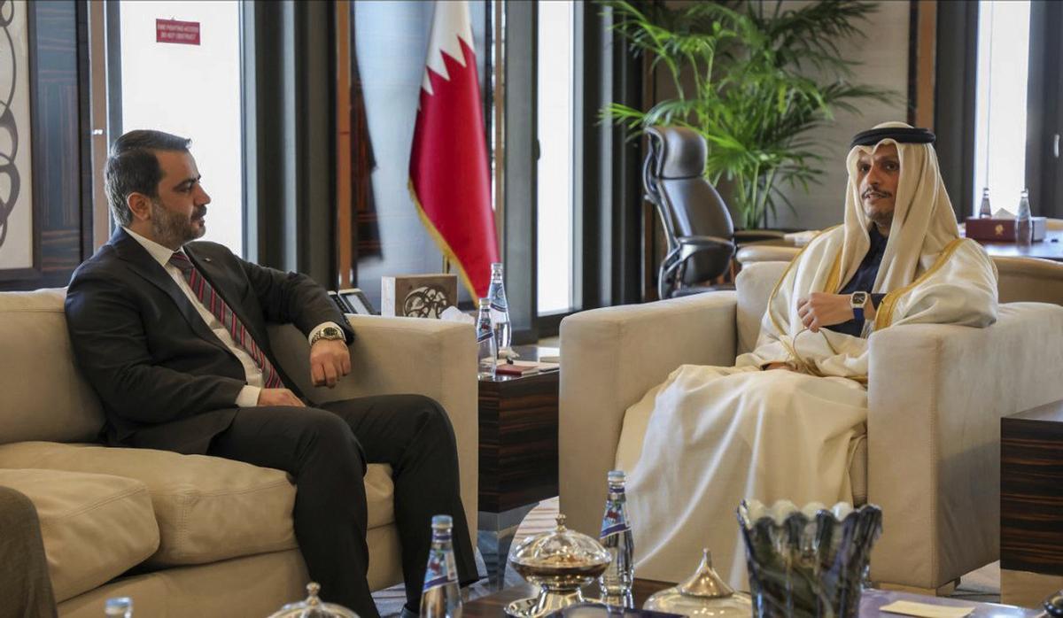 El ministro de Exteriores sirio, Asaad al Shaibani, junto al primer ministro catarí, Mohamed bin Jasim Al Thani.