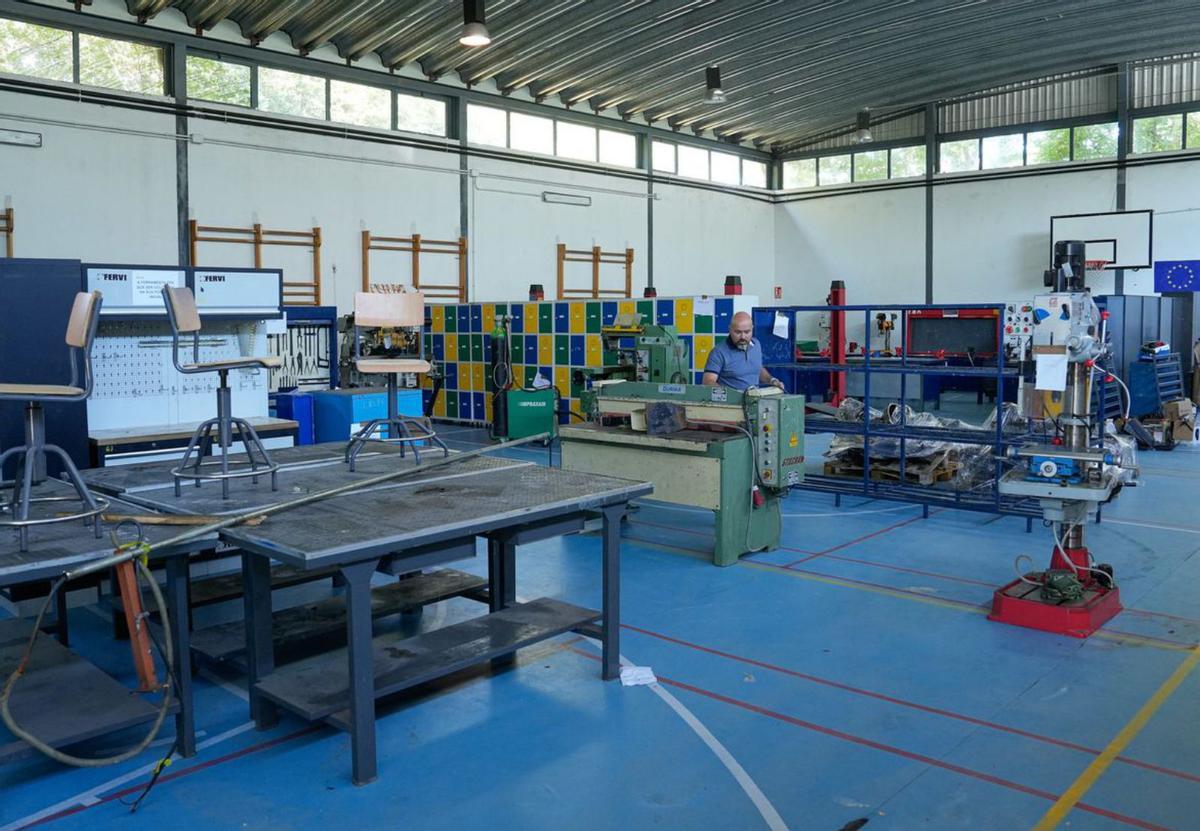 Alumnos de Mantenimiento Electromecánico, ayer en uno de los barracones. |   // A. IRAGO