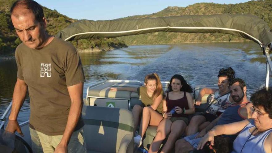 Un grupo de visitantes recorre en barco el cañón del Duero entre Bemposta y Pinilla de Fermoselle.