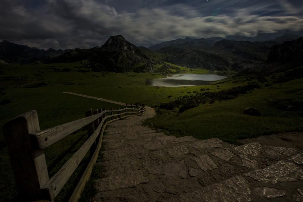 Los lagos de Asturias a plena noche