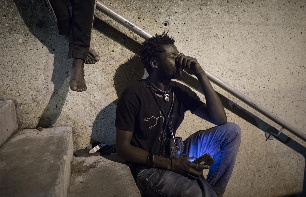 Kabir, un joven senegalés, lleva 10 días viviendo en las calles de Lleida. Antes de la pandemia del coronavirus, trabajaba en el ’top manta’ en la playa de Cambrils. Solo comemos una vez al día, me siento atrapado aquí porqué no tengo dinero para salir de aquí. 