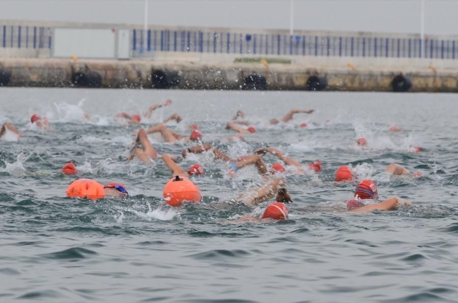 Más de 250 nadadores celebran el centenario de la Vuelta a la Escollera