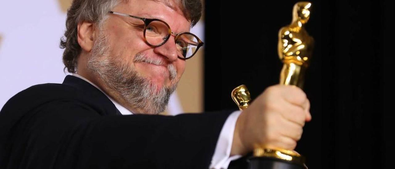 Guillermo del Toro con las estatuillas a mejor director y mejor película.