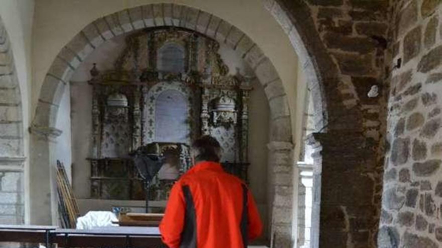 La iglesia de Villanueva de Valrojo en obras.