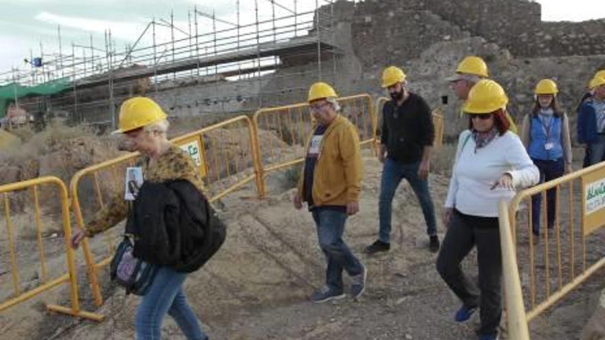 Una visita guiada a las obras del Castillo de Sagunt.