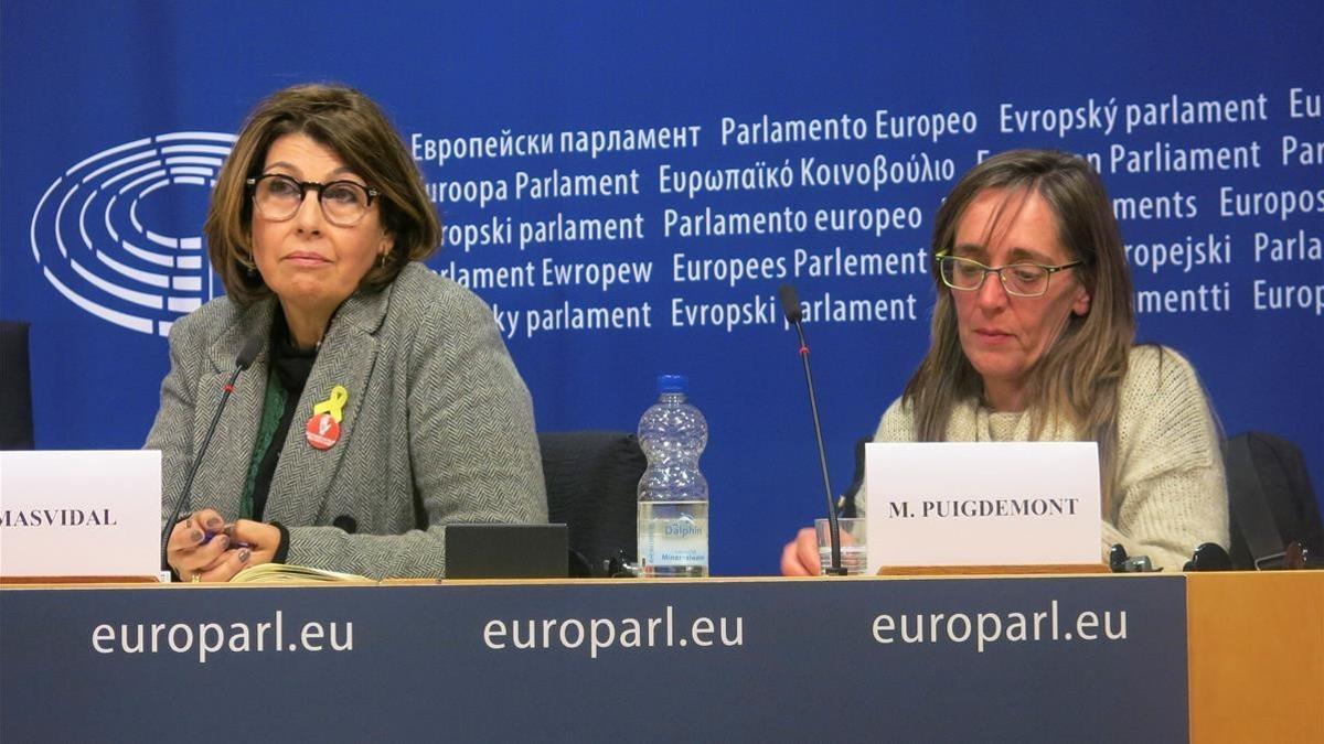 Montserrat Puigdemont, hermana del 'expresident' (derecha) y Laura Masdival, la esposa del 'exconseller' Joaquim Forn, este lunes, en el Parlamento Europeo.