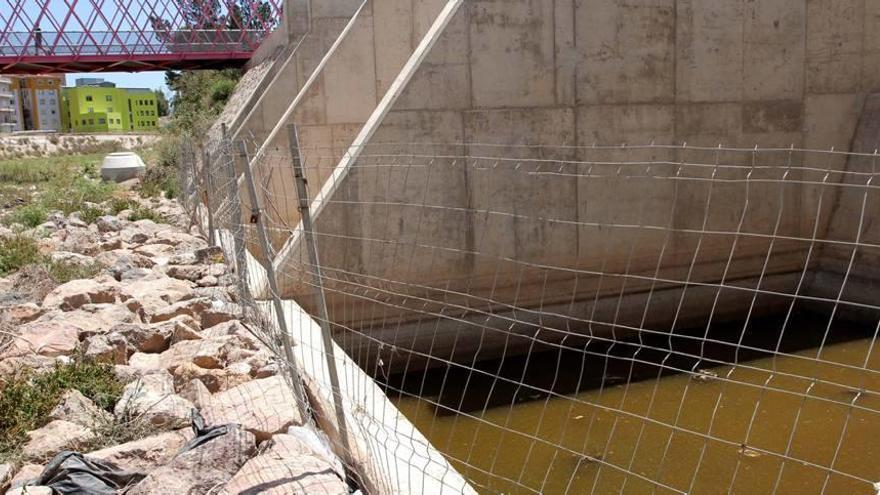 El agua estancada se acumula en el tanque de tormentas que Acuamed construyó en las inmediaciones de la rambla de Benipila.