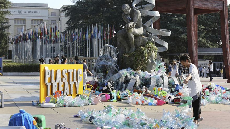 Ginebra no logra sellar el ansiado tratado global para reducir el impacto del plástico en el mundo: &quot;Hemos perdido una oportunidad histórica&quot;