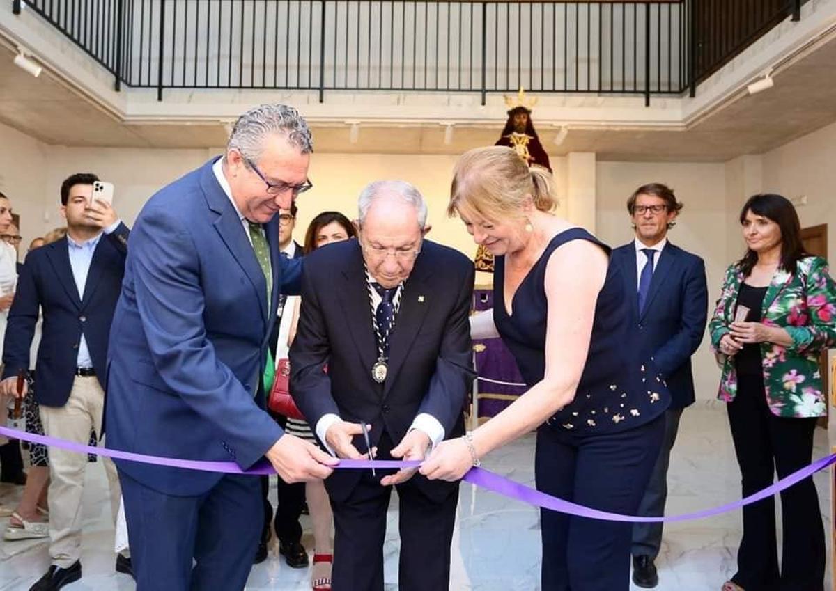 José Serna Zaplana corta la cinta inaugural de la Casa del Cofrade, en Albatera.