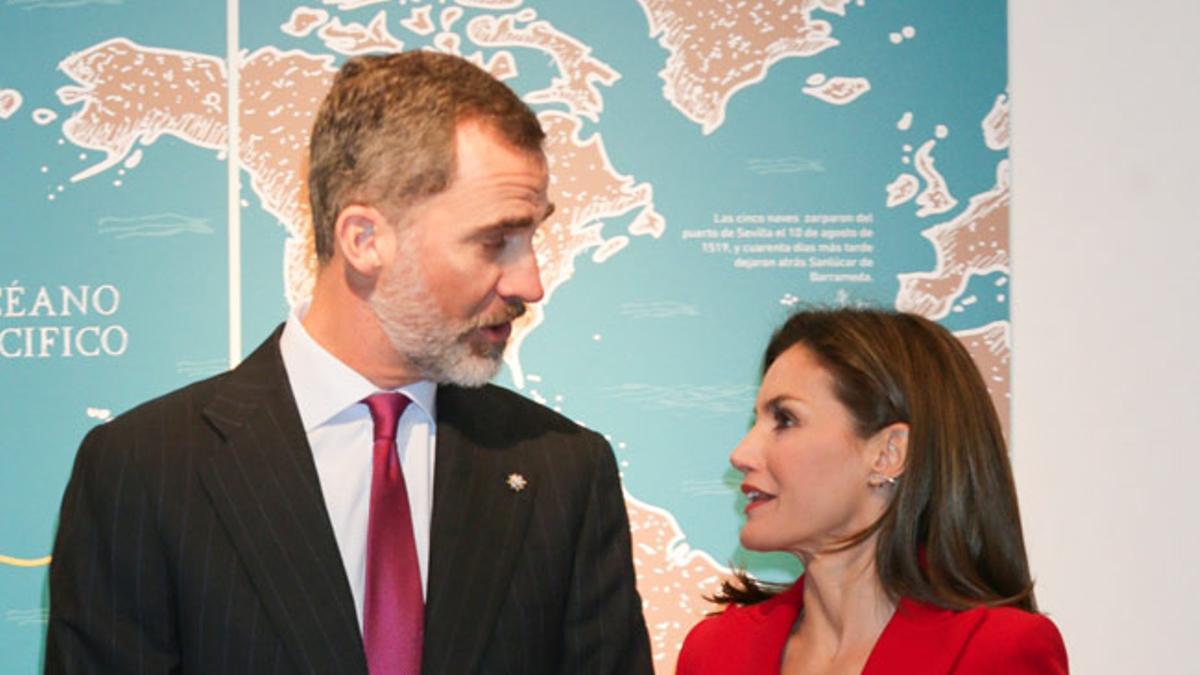 Letizia Ortiz sorprende con un traje de chaqueta rojo y sus pantalones más llamativos