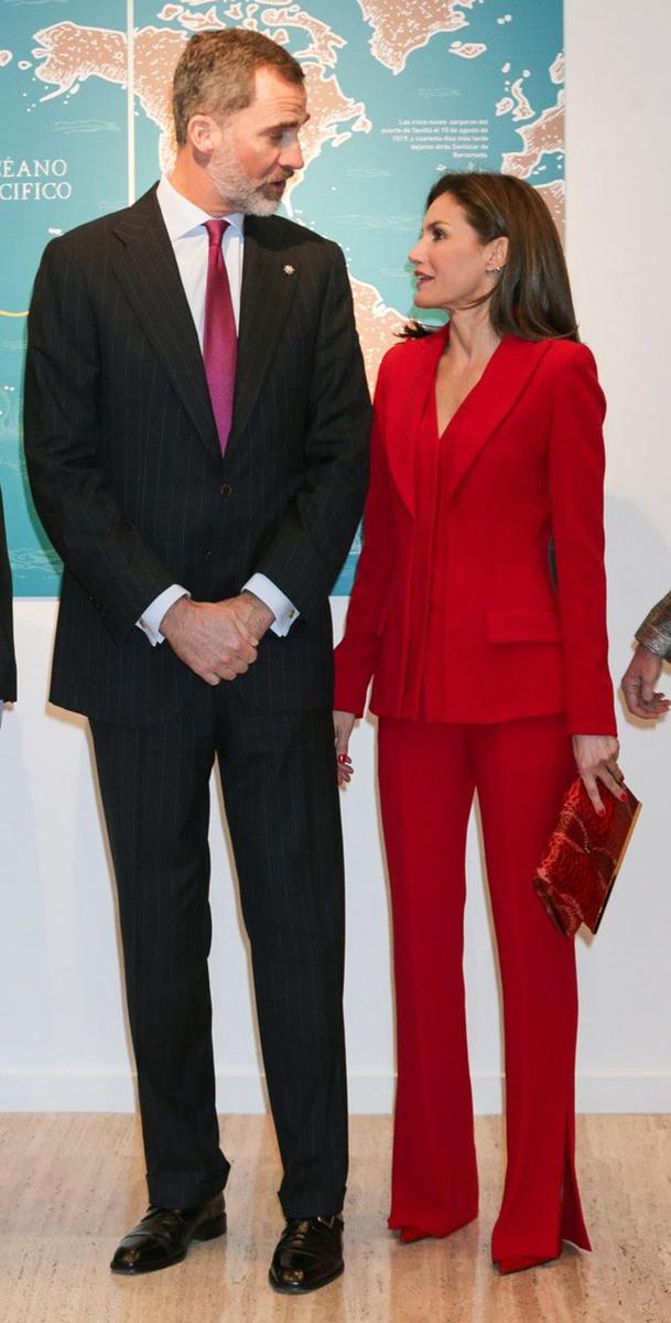 Los reyes Felipe VI y Letizia Ortiz, con traje rojo, en Valladolid