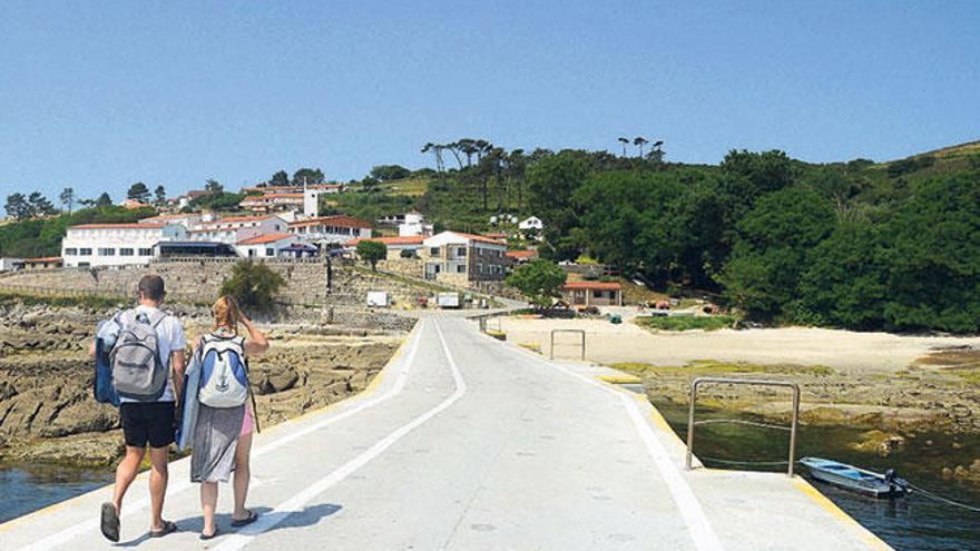 Dos visitantes recién desembarcados en la isla de Ons.  // Gonzalo Núñez