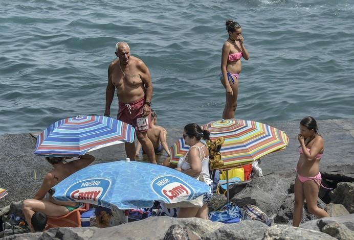 06/08/2017 LAS PALMAS DE GRAN CANARIA.  Calima , calor y un baño refrescante en las piscinas de  La Laja.  FOTO: J.PÉREZ CURBELO